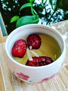 Hình của món Nước gừng tươi + đường phèn + táo đỏ.