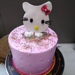 A picture of Bolo hello kitty cake.