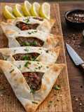 Empanadas árabes (fatay) caseras con carne y limón