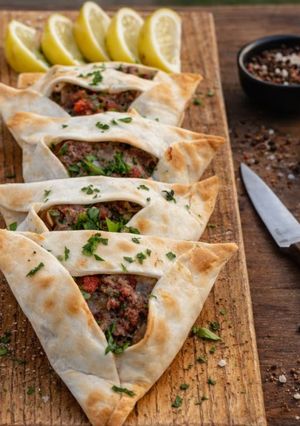 Una foto de Empanadas árabes (fatay) caseras con carne y limón