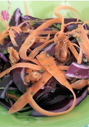 Une photo de Salade de choux, carottes, noix et miel