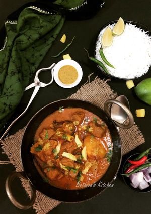 A picture of Aam Kasundi Mangsho (Mutton in Raw Mango-Mustard Gravy).