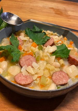 Une photo de 🥕Minestrone de légumes, saucisses fumées et haricots blancs 🍲