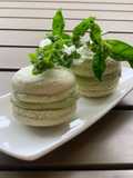 Matcha macaron bazsalikomos- málnás krémmel töltve