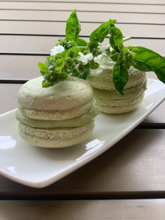 Matcha macaron bazsalikomos- málnás krémmel töltve recept fotója