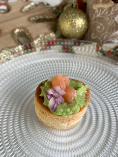 Una foto de Volován de aguacate y salmón