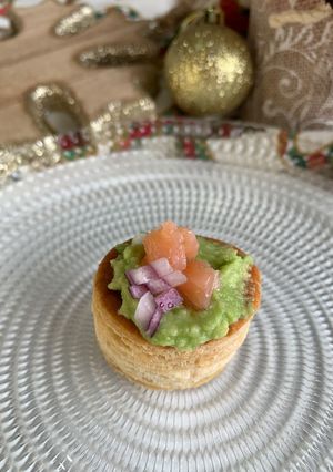 Una foto de Volován de aguacate y salmón