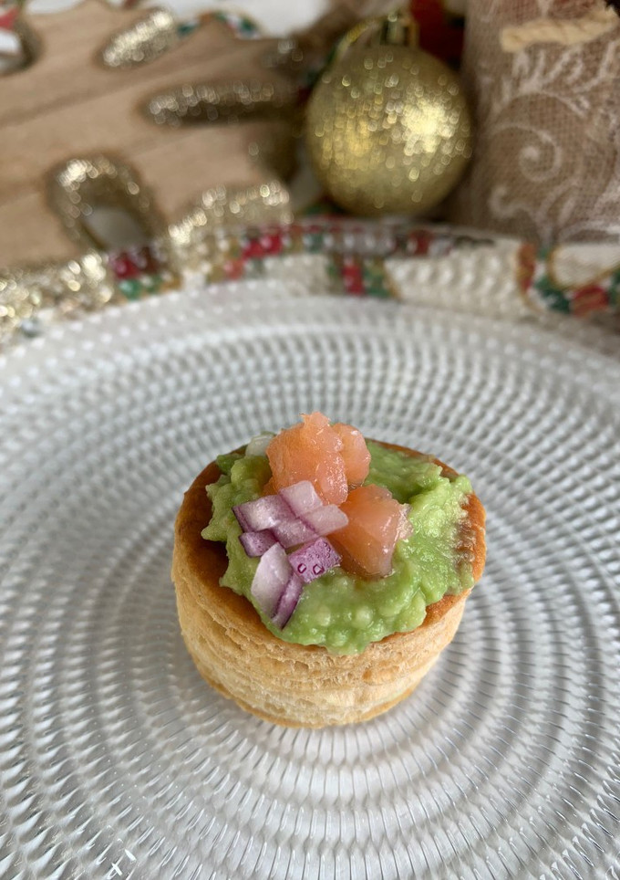 Una foto de Volován de aguacate y salmón