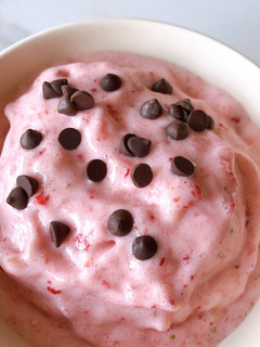 Una foto de Helado vegano de banana y frutilla🍧