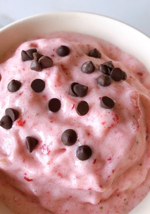 Una foto de Helado vegano de banana y frutilla🍧