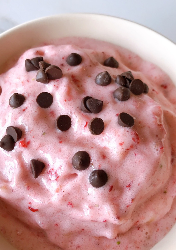 Una foto de Helado vegano de banana y frutilla🍧