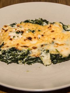 Una foto de Espinacas con gambas y bechamel
