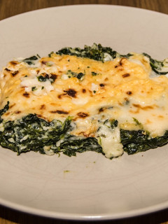 Una foto de Espinacas con gambas y bechamel