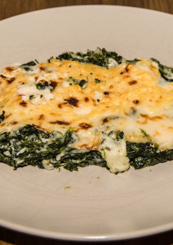 Una foto de Espinacas con gambas y bechamel
