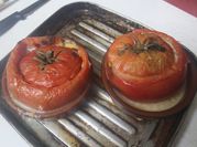 Una foto de tomates rellenos con verduras