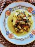 Pollo in umido, con funghi, pomodorini e curcuma