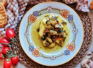 Foto di Pollo in umido, con funghi, pomodorini e curcuma
