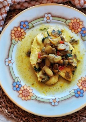 Foto di Pollo in umido, con funghi, pomodorini e curcuma