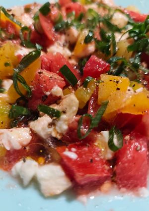 Une photo de Salade de tomates anciennes mozzarella 😋😋