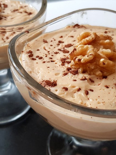 Una foto de Natillas de Turrón con Compota de Manzana y Frutos Secos