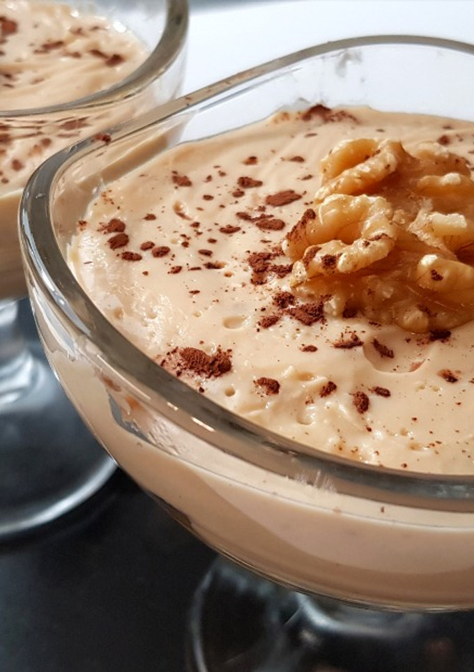 Una foto de Natillas de Turrón con Compota de Manzana y Frutos Secos