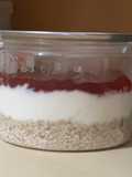 Overnight oats (φράουλα) σε στρώσεις
