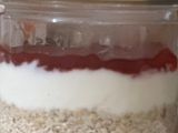 Overnight oats (φράουλα) σε στρώσεις