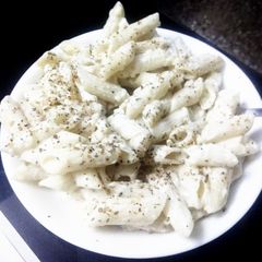 A picture of White Sauce Pasta.