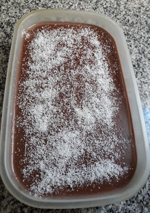 Una foto de Postre de chocolate con vainillas borrachas y coco