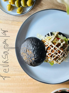 Una foto de Hamburguesa de sepia 🦑 🧄 🌿 🍔