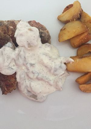 O poză a rețetei Cotlet de porc, sos de ciuperci, cartofi wedges.