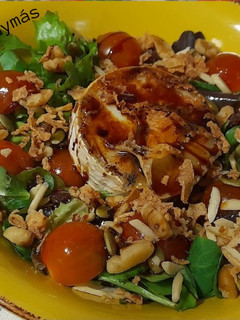 Una foto de Ensalada de queso rulo de cabra