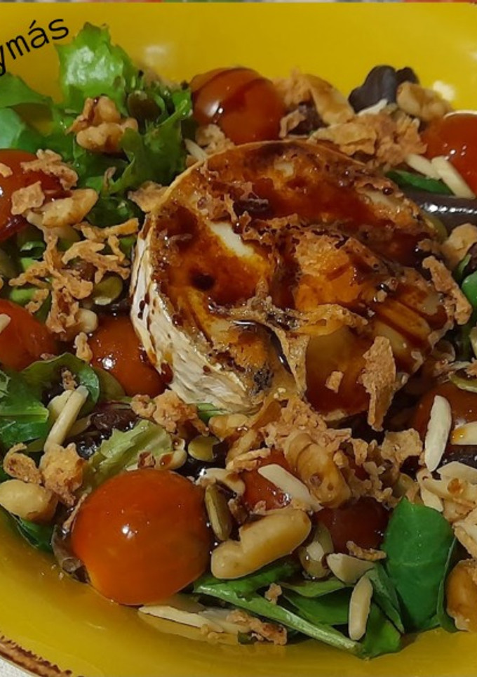 Una foto de Ensalada de queso rulo de cabra