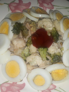 Una foto de Fideos con Brócoli, coliflor, habichuelas y huevos