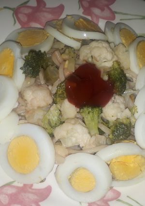 Una foto de Fideos con Brócoli, coliflor, habichuelas y huevos