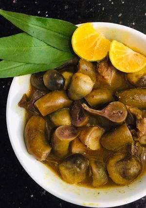Hình của món Phá lấu dồi trường heo và nấm rơm.