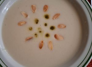 Una foto de Sopa de coliflor y almendra