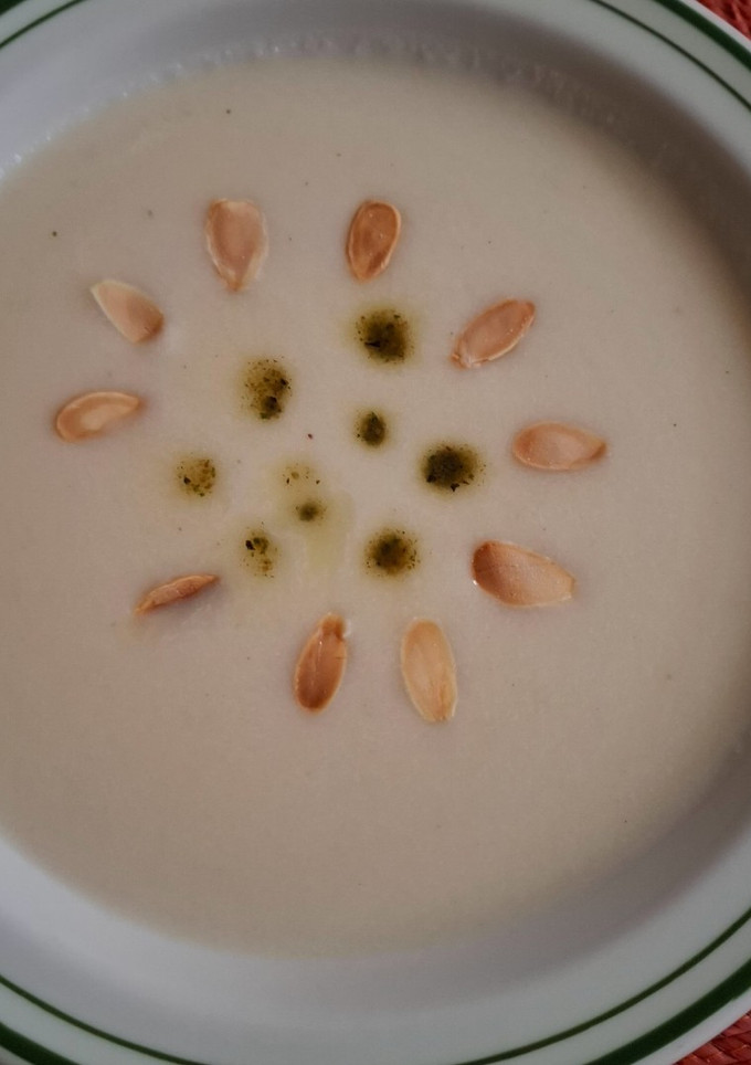 Una foto de Sopa de coliflor y almendra