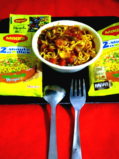 સ્પાઇસી કરી મેગી (Spicy Curry Maggi recipe in Gujarati) રેસીપી મુખ્ય ફોટો