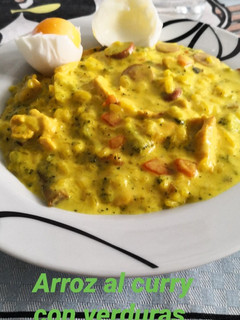 Una foto de Arroz con verduras y pollo al curry