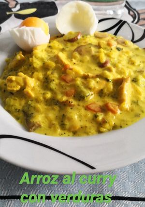 Una foto de Arroz con verduras y pollo al curry