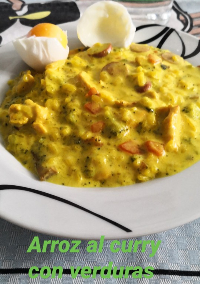 Una foto de Arroz con verduras y pollo al curry