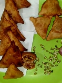 முளைக்கட்டிய பச்சைப்பயறு சமோசா (Mulaikattiya pachaipayaru samosa recipe in tamil) செய்முறை முக்கிய புகைப்படம்