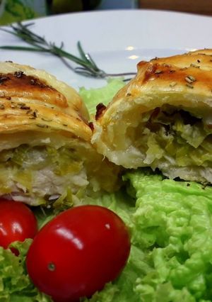 Zdjęcie przepisu Filet z łososia pod porową pierzynką w cieście francuskim.