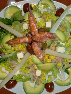 Una foto de Ensalada aguacate y langostinos
