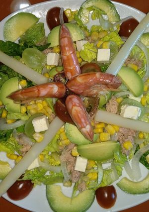 Una foto de Ensalada aguacate y langostinos