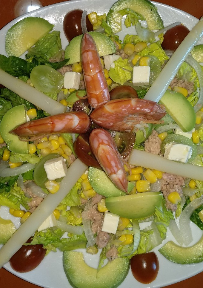 Una foto de Ensalada aguacate y langostinos