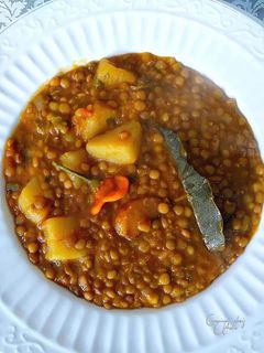 Una foto de Lentejas pardinas al mix tandoori India con daditos de patatas