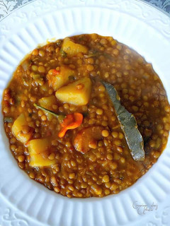 Una foto de Lentejas pardinas al mix tandoori India con daditos de patatas