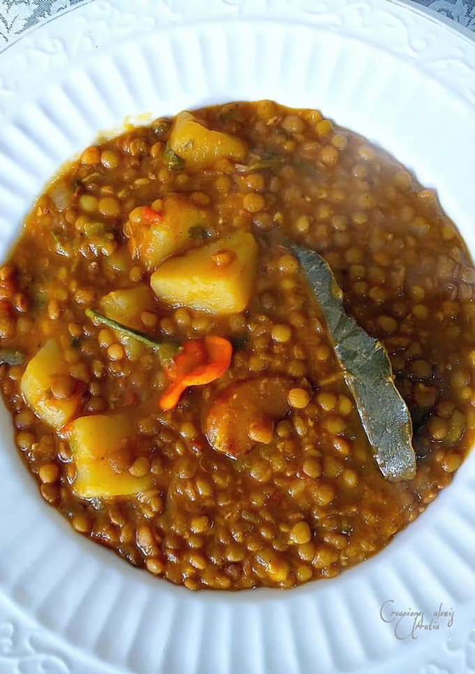 Una foto de Lentejas pardinas al mix tandoori India con daditos de patatas